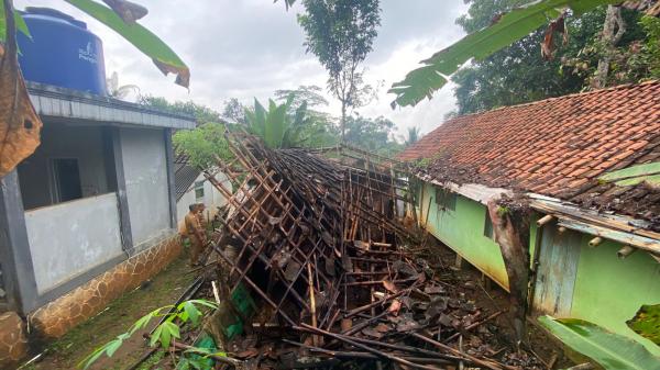 Nestapa Nini Inah Warga Ciamis: Rumah Lapuk Ambruk Diterjang Hujan