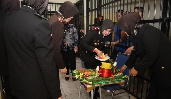 Hari Bhayangkara ke-79, Tahanan Polres Sukoharjo Dapat Hadiah Nasi Tumpeng