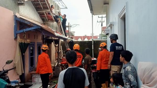 Tersengat Listrik Saat Pasang Baja Ringan, Tukang Bangunan di Tasikmalaya Alami Luka Bakar Serius