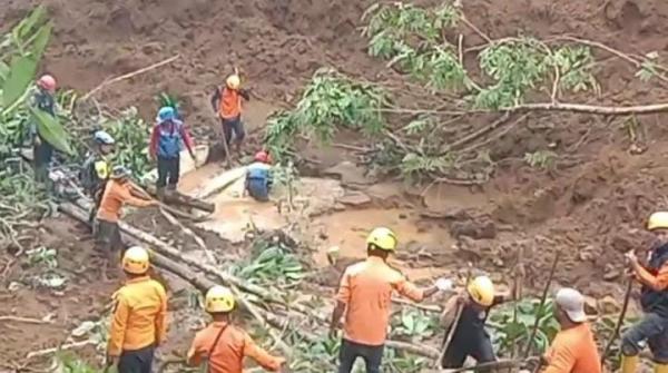 Hari Ketiga Pencarian Longsor Salawu Tasikmalaya, Tim SAR Jebol Kubangan Air untuk Percepat Evakuasi