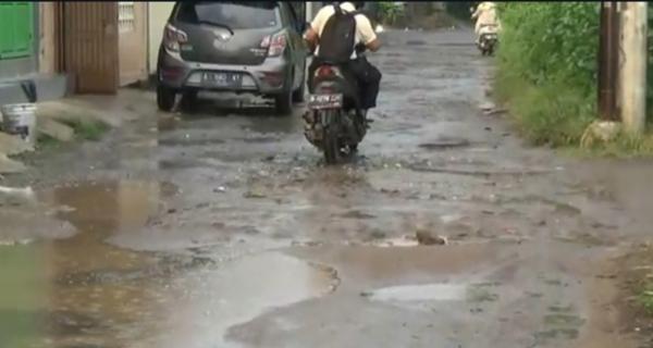 Jalan Berlubang di Kota Serang Tak Kunjung Mulus, Wali Kota: Sabar, Anggaran Masih Seret