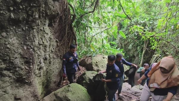 FOTO: Karang Taruna Rumpin Bersihkan Sampah di Situs Gunung Munara Hingga Goa Petapaan Bung Karno
