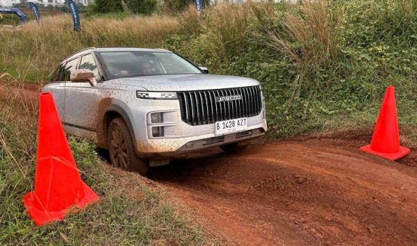 SUV Jaecoo J7 Ulet di Medan Berlumpur, Siap Meramaikan GIIAS 2025