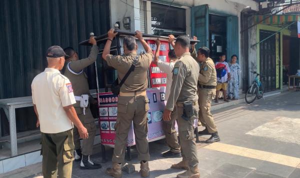 Ganggu Pengguna Jalan, Satpol PP Ponorogo Tertibkan PKL di Jalan Protokol