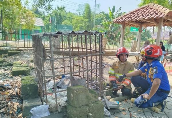 Damkar Bojonegoro Evakuasi Kera Peliharaan Karang Taruna yang Tak Terurus