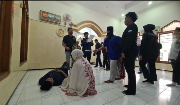 Rekonstruksi Pembunuhan di Mushola Kedungadem: Tersangka Diteriaki “Iblis” oleh Keluarga Korban