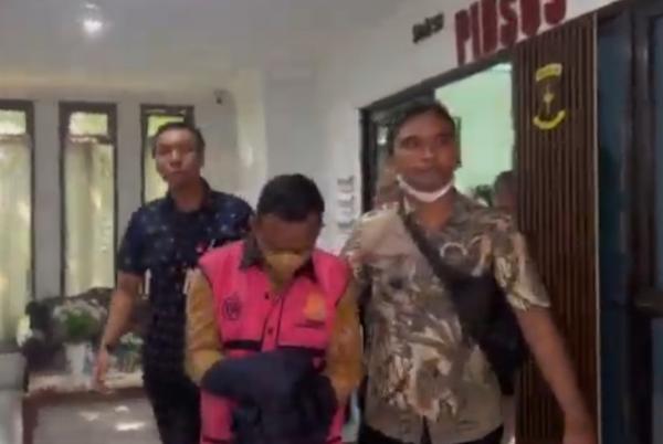 Buntut Penggelapan Dana JUT, Bendahara Desa di Serang Ditahan Paksa Kejaksaan
