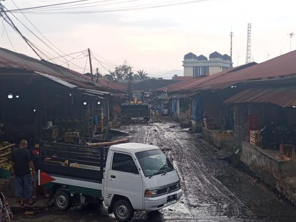 DLH Bandung Turun Tangan Tangani Sampah Gedebage, Target Angkut 90 Ton Sehari