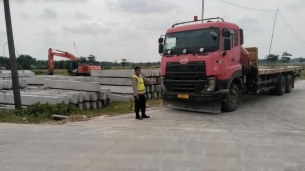 Crane Sentuh Kabel PLN, Sopir di Bojonegoro Tersengat Listrik Saat Turunkan Beton
