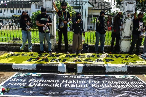 Potret Aksi Kekecewaan Atas Putusan Tidak Menerima Gugatan Korban Kabut Asap