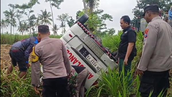 Ngeri! Mobil Ambulans Jenazah Kecelakaan Tunggal, Terguling di Jalur Lintas Selatan Lumajang