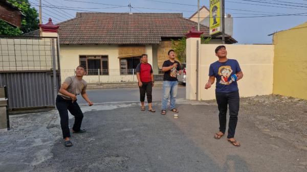 Layang-Layang Satukan Polisi dan Warga, Unik Polsek Balongbendo Bangun Kedekatan dengan Masyarat