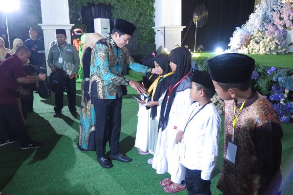 Ribuan Anak Yatim di Sidoarjo Meriahkan Yatim Festival, Subandi Dinobatkan sebagai Bapak Anak Yatim!