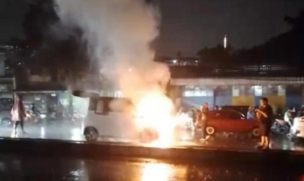 Heboh, Mobil Wuling Air Ev Terbakar saat Hujan Deras di Bandung Viral