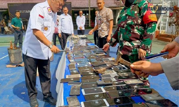 Rutan Kebonwaru Bandung Musnahkan Puluhan Handphone Hasil Razia, Ini Penampakannya