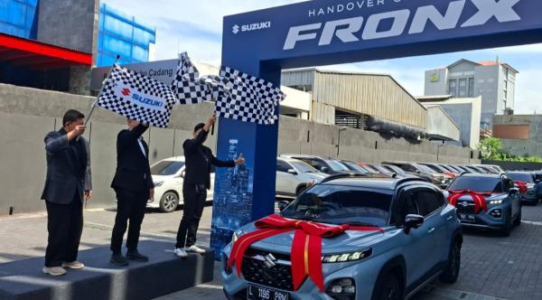 Suzuki Fronx Resmi Mengaspal di Jawa Timur, 10 Unit Pertama Dikirim ke Konsumen