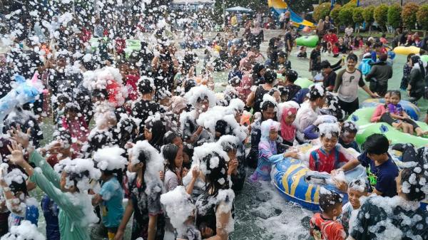 Serunya Liburan Sekolah Mandi Salju di TeeJay Waterpark Plaza Asia Tasikmalaya
