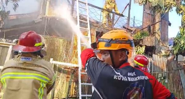 Rumah di Balikpapan Terbakar Saat Listrik Padam, 2 Keluarga Selamat