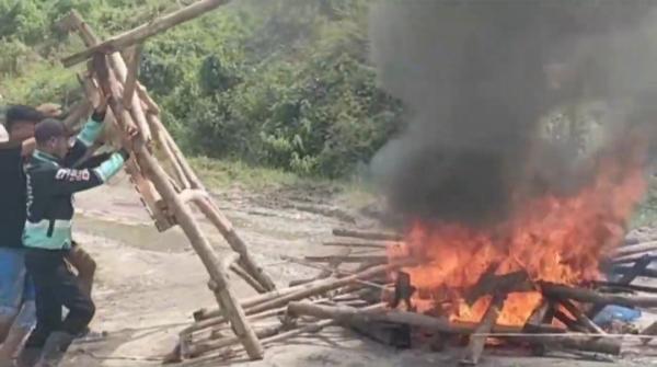 Ricuh Demo Tambang Pasir di Lebak! Anjing Dilepas Pengusaha, Warga Blokade Jalan, Pos Dibakar