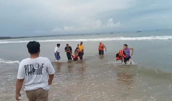 BREAKING NEWS 3 Wisatawan Asal Lebak Terseret Ombak di Pantai Karang Seke, 1 Orang Hilang