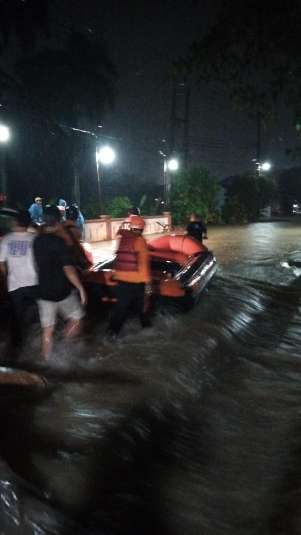 Petugas BPBD Kabupaten Bogor dan Karang Taruna Klapanunggal Bersama Evakuasi Warga Terjebak Banjir