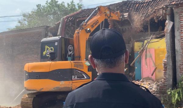 Deretan Warung Remang Remang di Ponorogo Dirobohkan Paksa