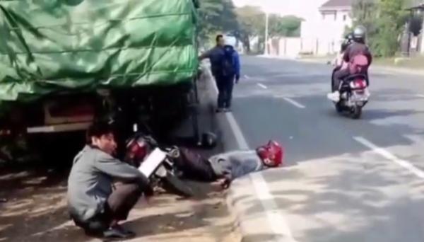 Laka Pantura, Pegawai Koperasi di Tuban Tewas Usai Tabrak Truk Parkir