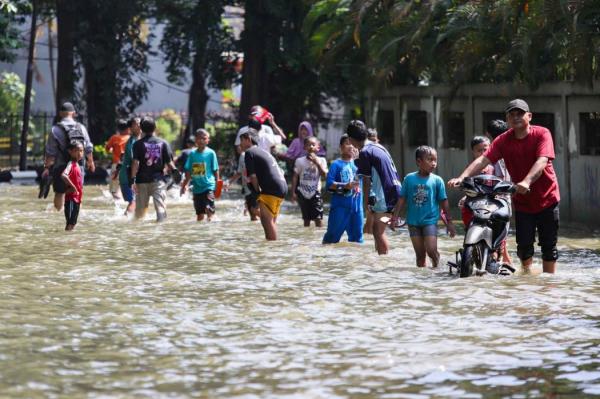 Legislator Jakarta Sahroni Apresiasi Polisi Cepat Tanggap Bantu Korban Banjir