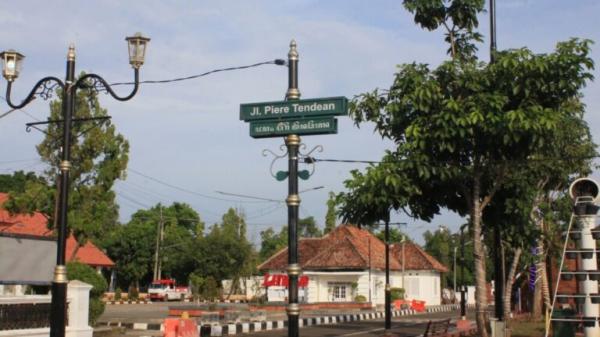 Penulisan Papan Nama Aksara Jawa di Indramayu Dipersoalkan