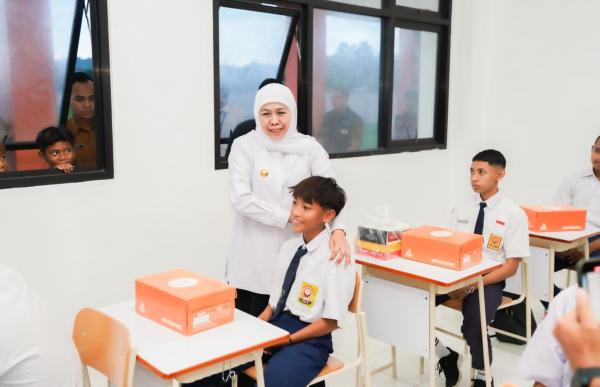 Khofifah Bagikan Sepatu untuk Siswa Sekolah Rakyat di Lamongan, Siap Belajar Sistem Boarding School