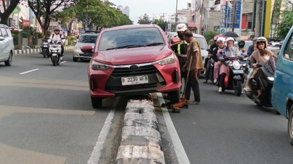 Gegara Sopir Ngantuk, ‎Mobil Tersangkut di Separator  Beton Jalan Margonda Depok