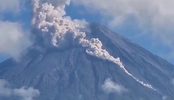 Gunung Semeru Erupsi, Awan Panas Meluncur Hingga 4.000 Meter BPBD Minta Warga Waspada