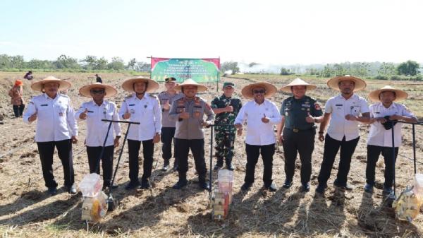 Buka Lahan di Desa Manisharjo, Kapolres Sukoharjo Pimpin Tanam Jagung Serentak Kwartal III