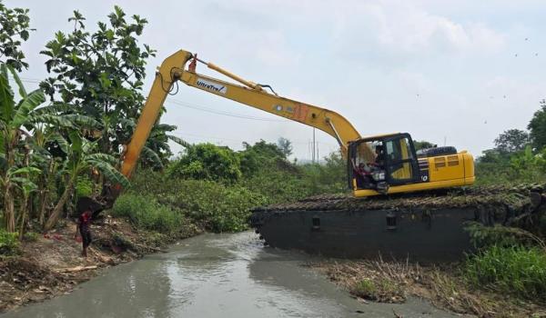 Bangunan Liar Ditertibkan dan Sedimentasi Diangkat di Sungai Garok Kamal Subang