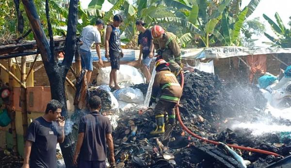 Gegara Buang Puntung Rokok Sembarang, Gudang Barang Bekas di Jombang Kebakaran