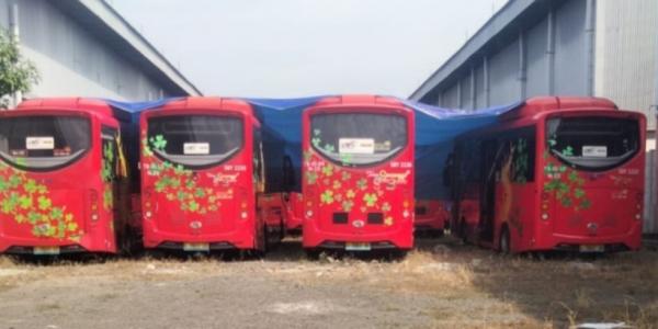 Sejumlah Bus Listrik Buatan PT INKA Madiun Terparkir Terbuka Tertutup Terpal, Mangkrak?