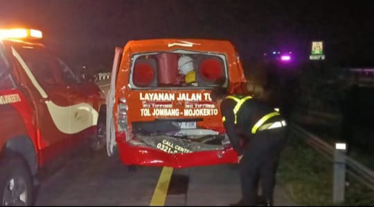 Truk Tangki Bermuatan Etanol Tabrak Mobil Layanan Tol di Jombang, Dua Orang Terluka