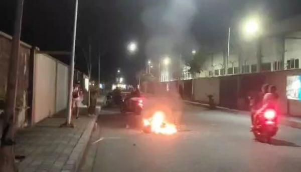 Bentrokan Dua Perguruan Silat di Waru, Satu Motor Dibakar di Tengah Jalan
