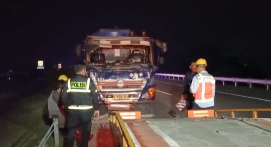 Truk Tangki Muatan Etanol Hantam Mobil Layanan Tol di Jombang Akibat Sopir Ngantuk, 2 Orang Luka