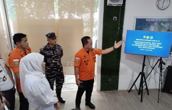 KMP Tunu Pratama Tenggelam di Selat Bali, Khofifah Tinjau Proses Evakuasi di Banyuwangi