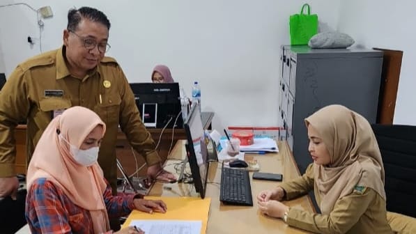 Warga Pemohon Surat Kependudukan di Gresik Harap Bersabar, Dampak Pemeliharaan TTE Pusat