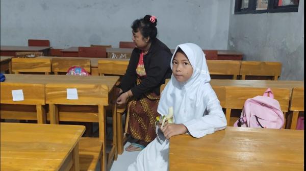 Hari Pertama Sekolah, Siswa SD di Indramayu Berebut Bangku di Kelas