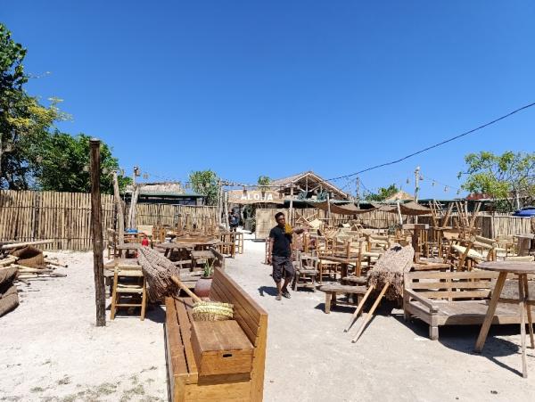 Pembongkaran Sukarela oleh Pemilik Warung di Pantai Tanjung Aan, ITDC Janji Siapkan Lokasi Pengganti