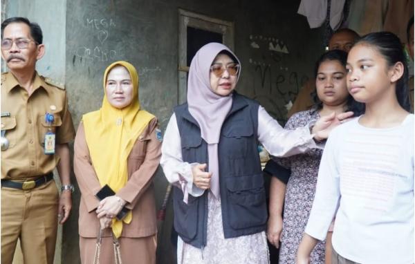 Tersentuh Anak Putus Sekolah, Bupati Pandeglang Turun Langsung dan Bantu hingga dapat Rumah Layak