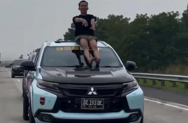 BREAKING NEWS: Pemuda Ganteng Joget Pacu Jalur di Atas Kap Mobil di Tol Lampung