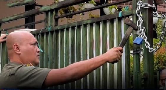Gerbang SMPN 17 dan SMAN 6 Tangsel Dibuka Paksa Petugas Gabungan usai Digembok Warga