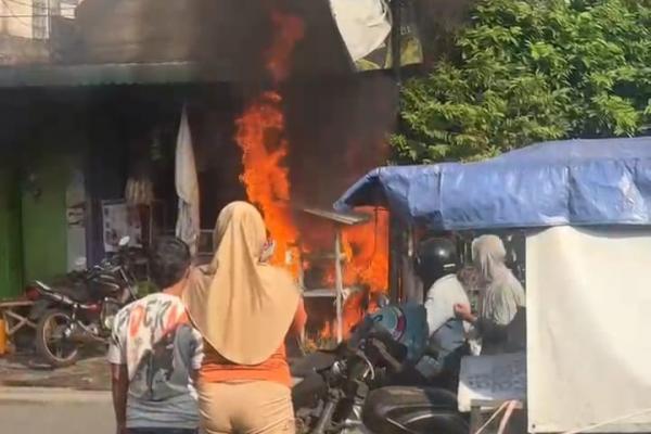 Toko Madura di Jombang Terbakar Hebat, Diduga Akibat Nyalakan Rokok Saat Sedot Bensin