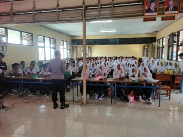 Cegah Kenakalan Remaja, Polsek Pringsewu Kota Gelar Penyuluhan di SMK KH. Gholib