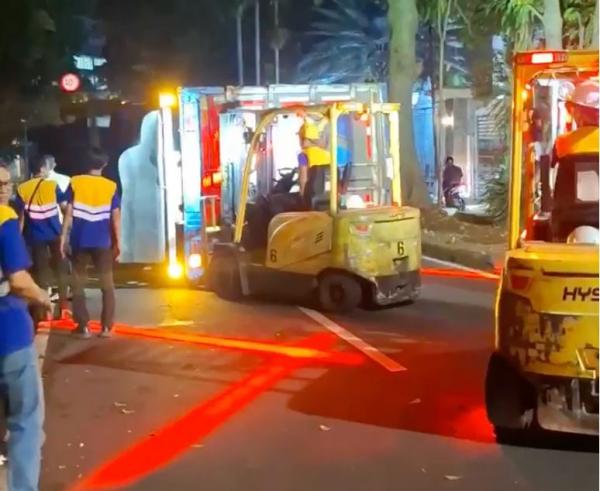 Truk Fuso Rem Blong dan Terguling di Bogor, Beruntung Tak Ada Korban Jiwa