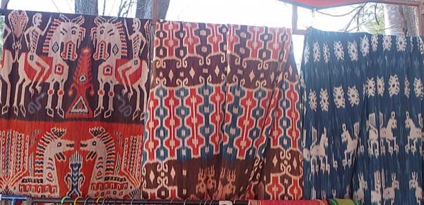Pernak Pernik Humba Sandalwood Festival 2025, Kain Tenun Ikat Tetap Memikat!